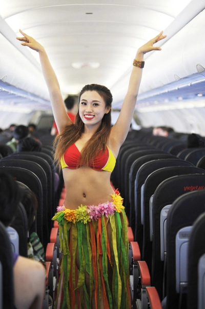 Tiếp viên vietjet múa bikini trên chuyến bay tới singapore - 1