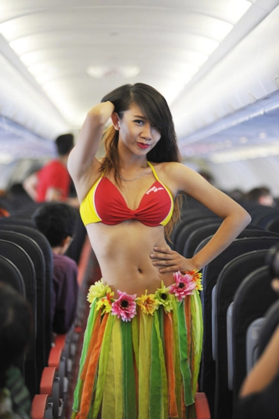 Tiếp viên vietjet múa bikini trên chuyến bay tới singapore - 2