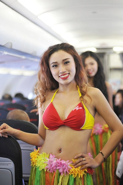 Tiếp viên vietjet múa bikini trên chuyến bay tới singapore - 3