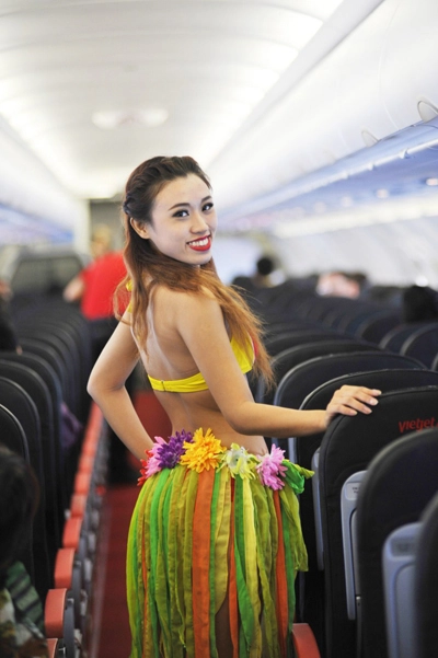 Tiếp viên vietjet múa bikini trên chuyến bay tới singapore - 4