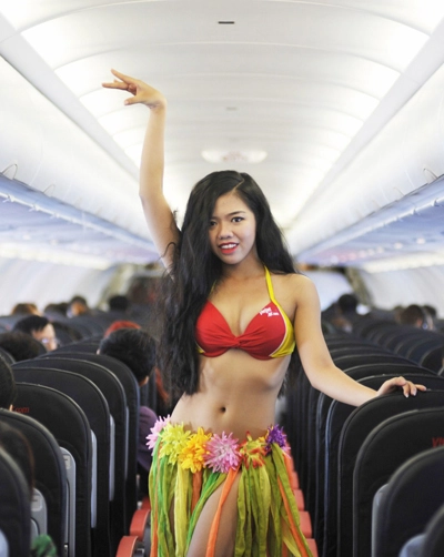 Tiếp viên vietjet múa bikini trên chuyến bay tới singapore - 6