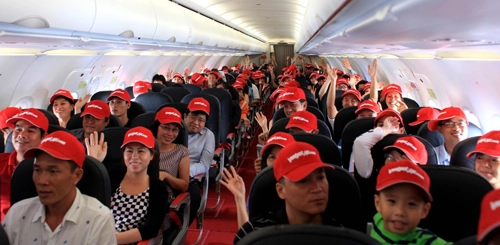 Tiếp viên vietjet múa bikini trên chuyến bay tới singapore - 9