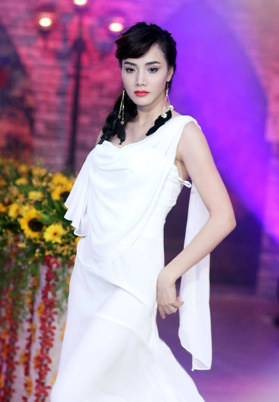 Trang nhung diễn catwalk với vẻ mặt u buồn - 2