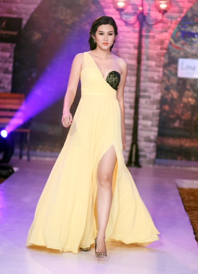 Trang nhung diễn catwalk với vẻ mặt u buồn - 9