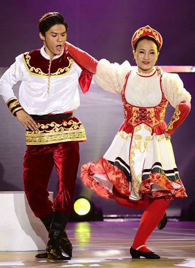 Trang phục của thí sinh bước nhảy được giám khảo khen ngợi - 1