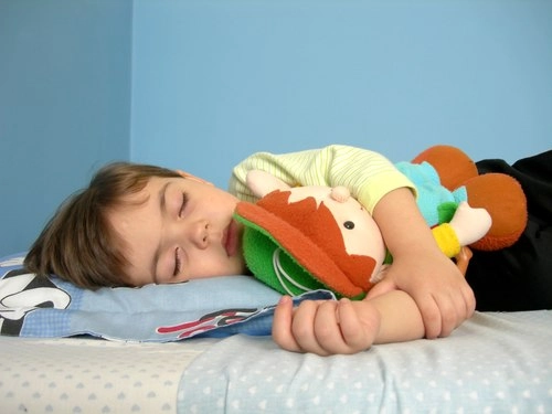 Trẻ cần ngủ đủ 10 tiếng mỗi ngày - 1