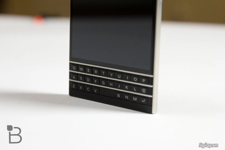 Trên tay chiếc blackberry passport vừa ra mắt - 2