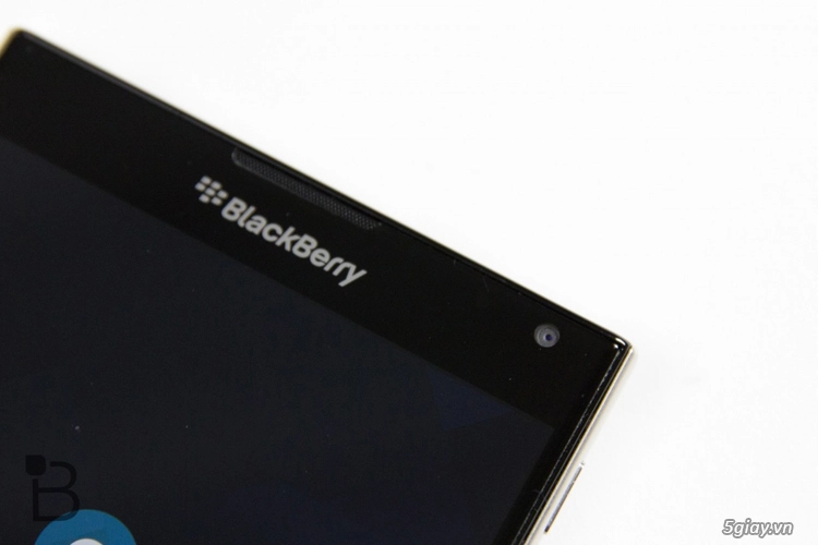 Trên tay chiếc blackberry passport vừa ra mắt - 9