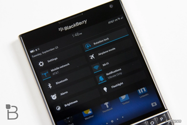 Trên tay chiếc blackberry passport vừa ra mắt - 11