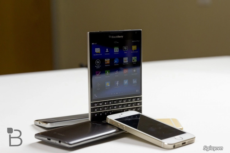 Trên tay chiếc blackberry passport vừa ra mắt - 15