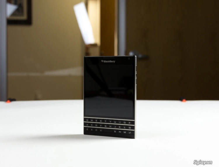 Trên tay chiếc blackberry passport vừa ra mắt - 16