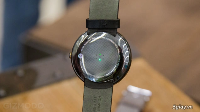 Trên tay moto 360 smartwatch mặt tròn - 3