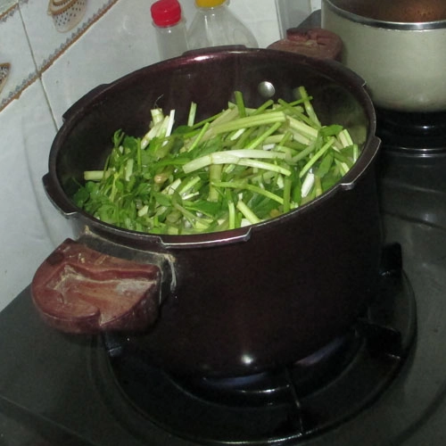 Trời lạnh ăn canh rau cần nấu khoai tây - 4