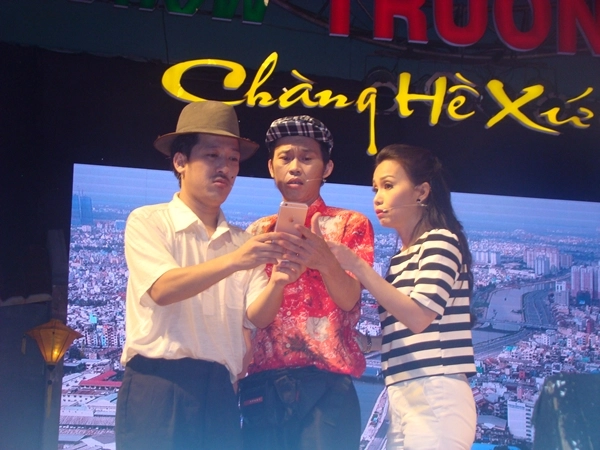 Trường giang chết ngộp trong vòng vây khán giả tại liveshow chàng hề xứ quảng - 11