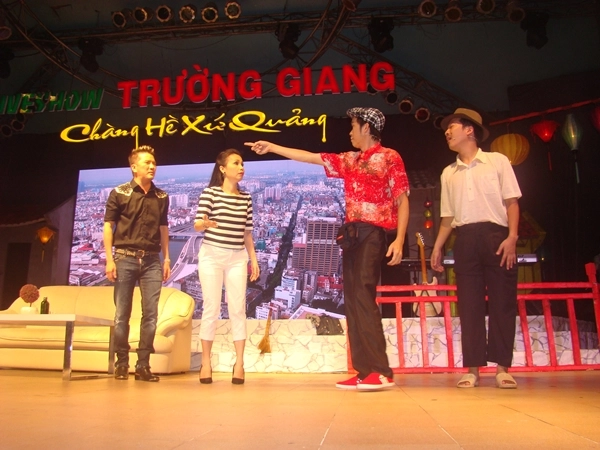 Trường giang chết ngộp trong vòng vây khán giả tại liveshow chàng hề xứ quảng - 15