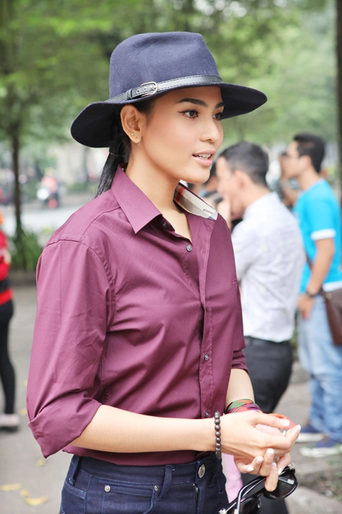 Trương thị may đội mũ cao bồi đeo kính đen đi làm từ thiện - 2