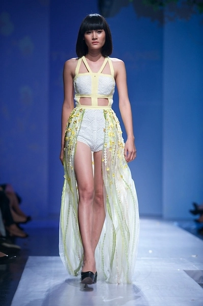 Váy áo xuyên thấu tràn ngập sàn catwalk xuân hè 2014 - 10