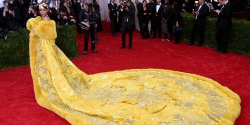 Váy của rihanna được làm từ chỉ vàng lông cáo - 1