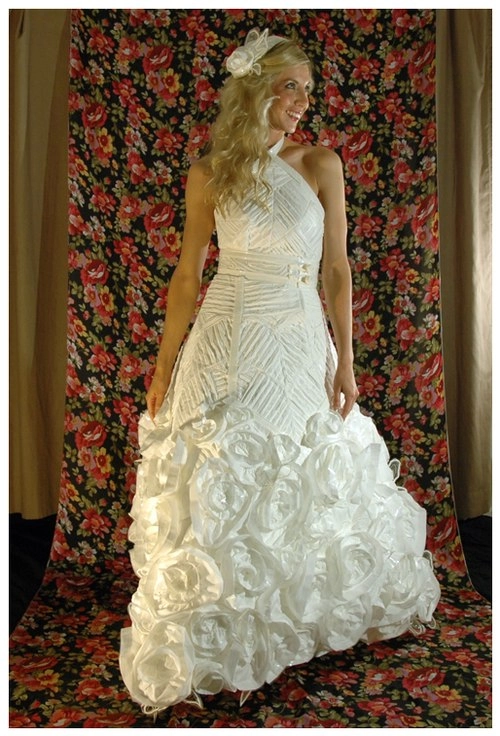 Váy cưới làm từ giấy vệ sinh - 3