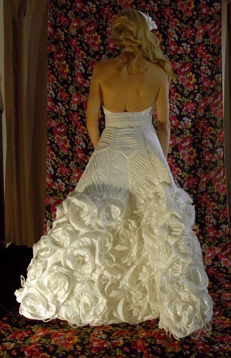 Váy cưới làm từ giấy vệ sinh - 4