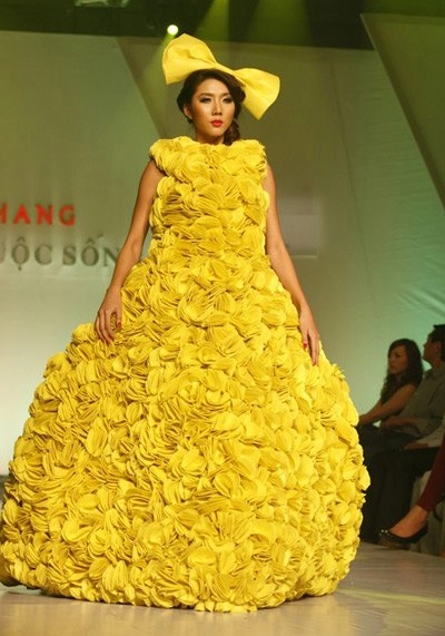 Váy kết hoa nhuộm vàng sàn diễn thời trang - 4