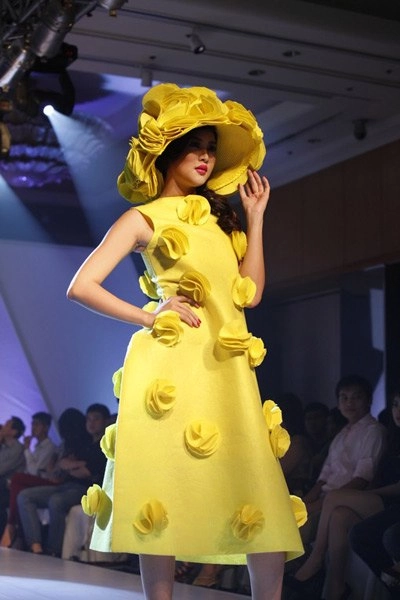 Váy kết hoa nhuộm vàng sàn diễn thời trang - 9