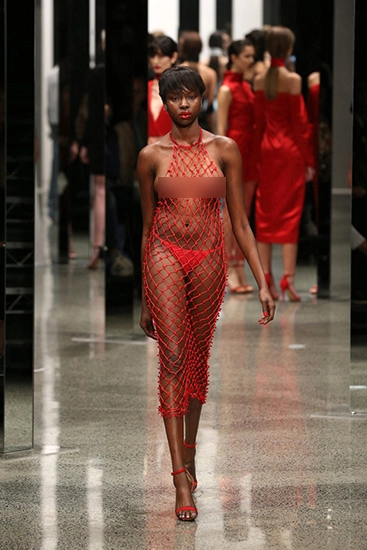Váy lưới hở ngực gây sốc của nhà thiết kế new zealand - 1