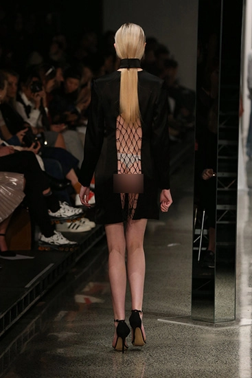 Váy lưới hở ngực gây sốc của nhà thiết kế new zealand - 2