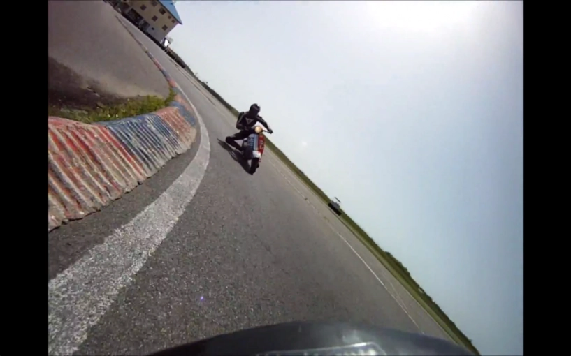 Vespa vs supermoto cuộc đua xe hấp dẫn - 2