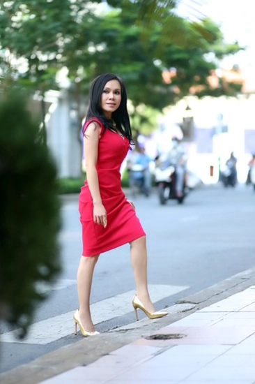 Việt hương diện váy khoe vẻ nữ tính - 1