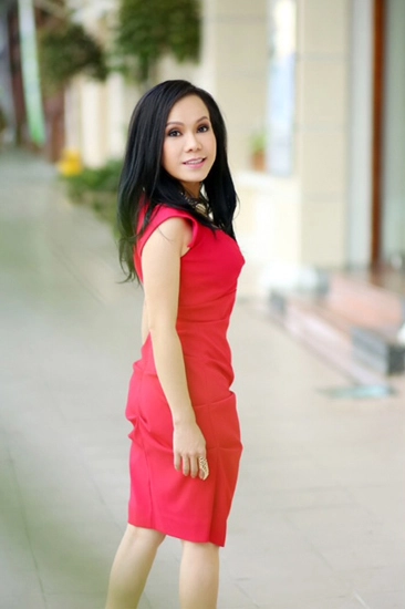 Việt hương diện váy khoe vẻ nữ tính - 3