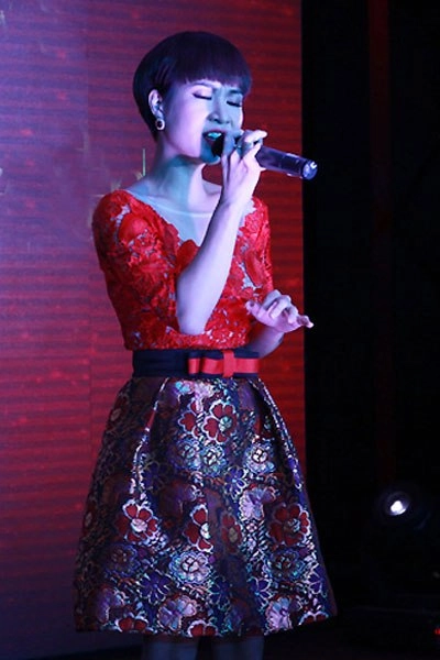 Việt trinh trang nhung diện váy màu nóng - 8