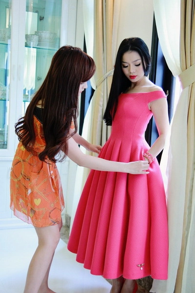 Vũ thu phương chăm chút váy áo cho lệ quyên - 4