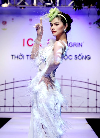 Vũ thu phương nhịp nhàng trên sàn catwalk - 1