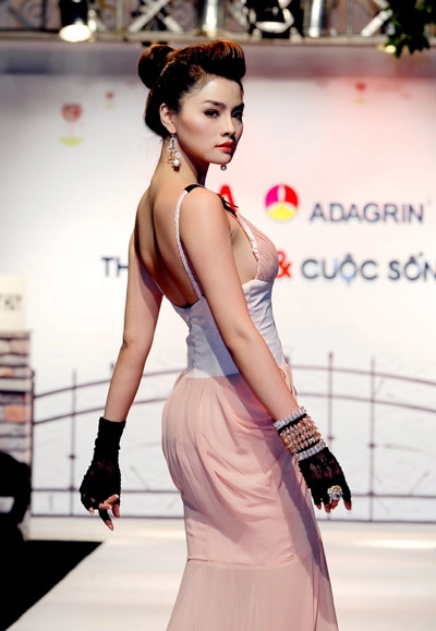 Vũ thu phương nhịp nhàng trên sàn catwalk - 4