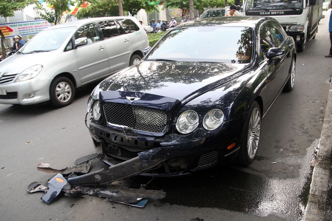 Xe bentley méo mó trong vụ đâm ôtô liên hoàn - 6