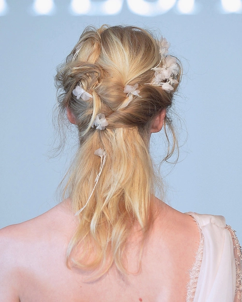 Xu hướng tóc cô dâu đơn giản ở tuần thời trang xuân - 3