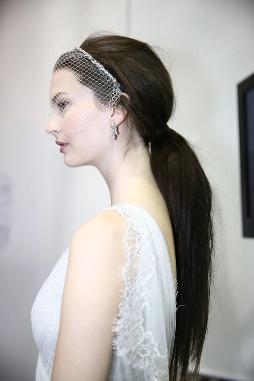 Xu hướng tóc cô dâu đơn giản ở tuần thời trang xuân - 7