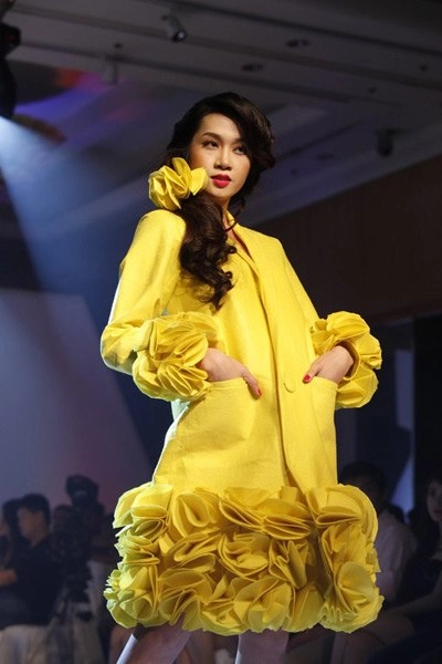 Yến trang dắt tay bạn nhảy catwalk - 6