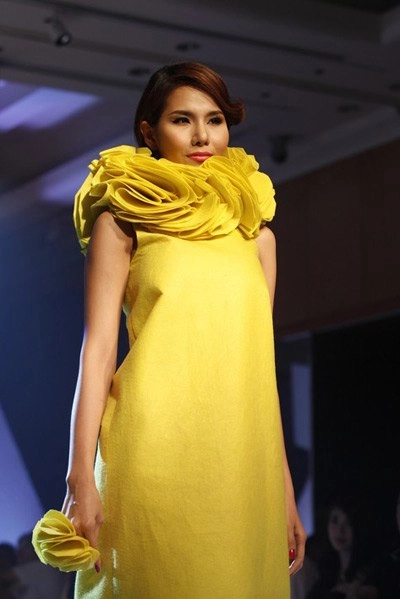 Yến trang dắt tay bạn nhảy catwalk - 7