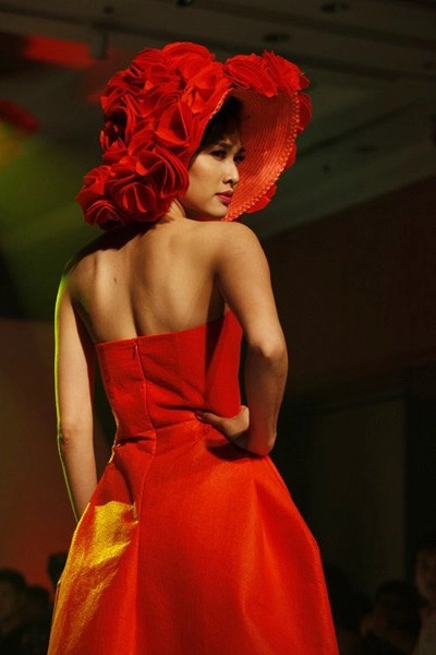 Yến trang dắt tay bạn nhảy catwalk - 8