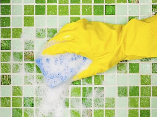 5 cách tẩy rửa vết cáu xà phòng trong nhà tắm - 1