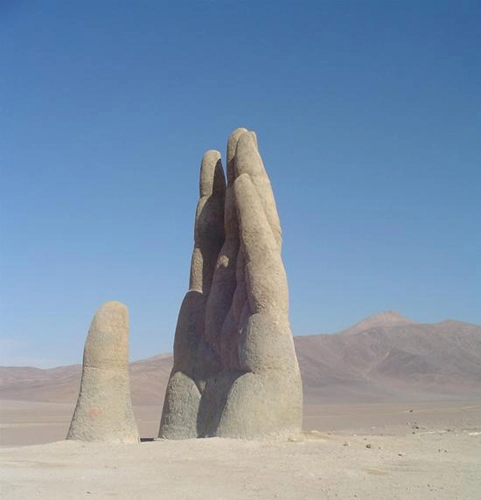 Bàn tay mọc giữa sa mạc ở chile - 1