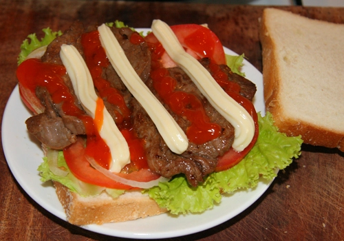 Bánh mì sandwich ăn kèm thịt bò và trứng ốp la - 2