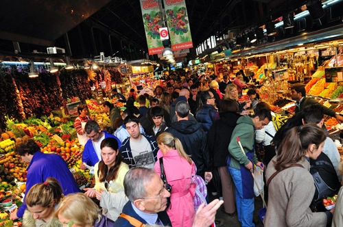 Barcelona cấm du khách tụ tập quá đông khi đi chợ - 2