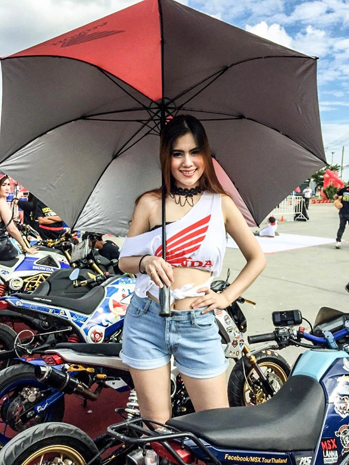 Bộ ảnh siêu mẫu người thailand tạo dáng bên honda msx độ khủng - 3