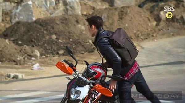 Bóc mác dàn thời trang hàng hiệu của sao nam trong the heirs - 2