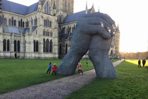 Bức tượng bị di dời vì khách đi bộ liên tục cụng đầu - 1
