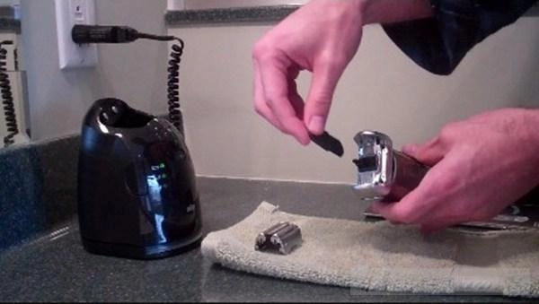 Cách làm sạch máy cạo râu - 1
