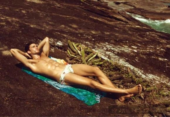 Caio cesar khoe cơ thể khỏe khoắn trên bãi biển của brazil - 5